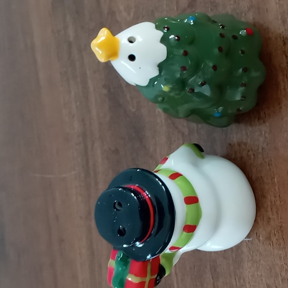 Unbranded Snowman & Christmas Tree Salt & Pepper Shakers - Picture 3 of 4